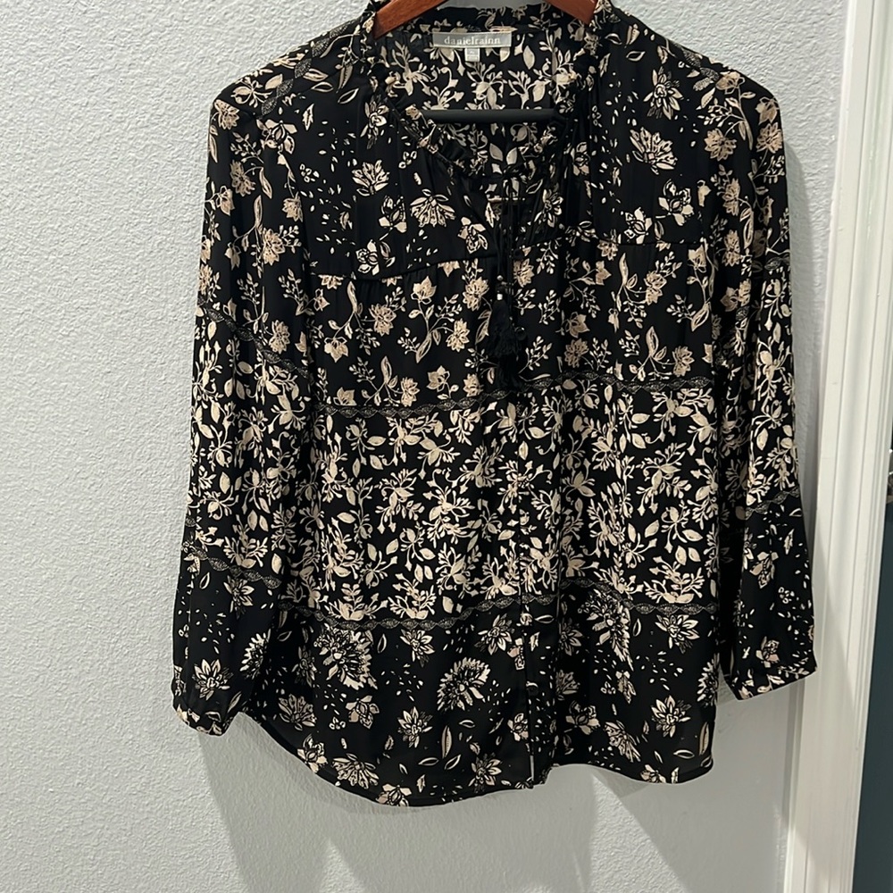 Black and cream woman’s top
